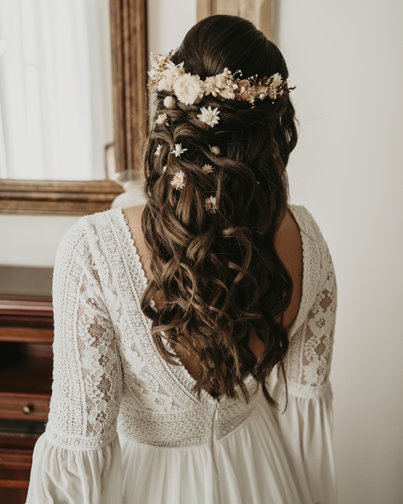 Novia con el pelo suelto y horquillas de flor